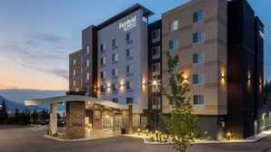 Un hôtel Fairfield by Marriott à plusieurs étages, doté d’une façade moderne, d’une entrée couverte et d’un espace paysager agrémenté d’arbres.