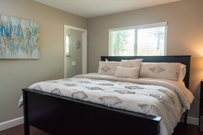 3 bedrooms, iron/ironing board, travel cot, free WiFi - The 1206 in Bentonville.Bike In or Out, Summer and Fall Festivals Available (Bentonville)