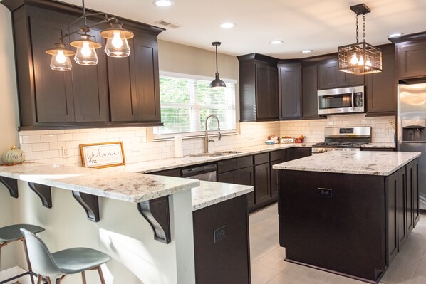 Fridge, microwave, oven, stovetop - The 1206 in Bentonville.Bike In or Out, Summer and Fall Festivals Available (Bentonville)