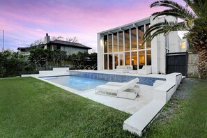 Utendørsbasseng og et oppvarmet basseng