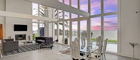 Una televisión, una chimenea, una videoteca