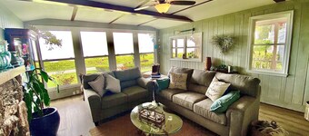 Waterfront harbor cottage, walking distance to downtown, near to beaches & more!