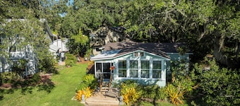 Waterfront harbor cottage, walking distance to downtown, near to beaches & more!