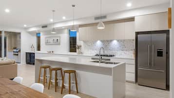 Microwave, oven, dishwasher, coffee/tea maker