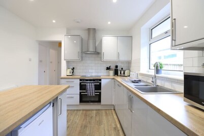 🌟Goodwood House w/ FREE Parking, Garden & Netflix🌟