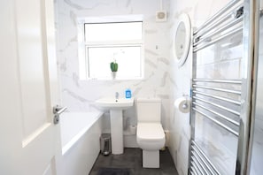 Combined shower/bathtub, hair dryer - Detached Bungalow • Driveway Parking • Excellent Location • Fast WiFi • Garden • Self-Check-In • Yoko Property (Northampton)