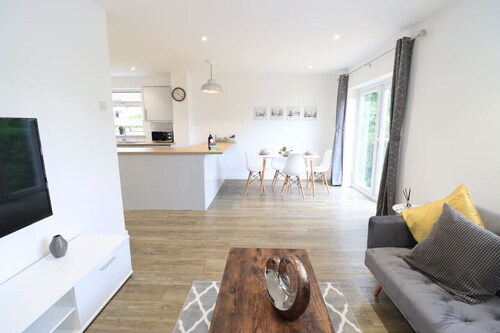Detached Bungalow • Driveway Parking • Excellent Location • Fast WiFi • Garden • Self-Check-In • Yoko Property