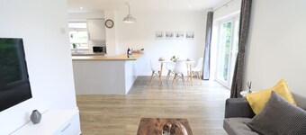 Detached Bungalow • Driveway Parking • Excellent Location • Fast WiFi • Garden • Self-Check-In • Yoko Property