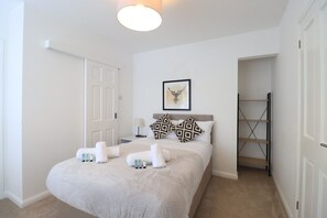 3 bedrooms, desk, iron/ironing board, travel cot - Detached Bungalow • Driveway Parking • Excellent Location • Fast WiFi • Garden • Self-Check-In • Yoko Property (Northampton)