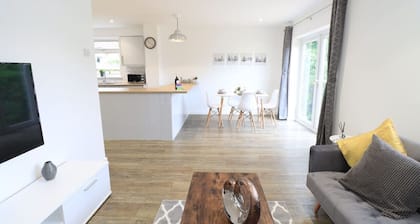 🌟Goodwood House w/ FREE Parking, Garden & Netflix🌟