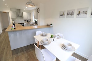 Dining - Detached Bungalow • Driveway Parking • Excellent Location • Fast WiFi • Garden • Self-Check-In • Yoko Property (Northampton)