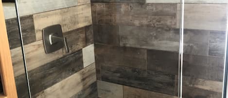 Douche, séchoir à cheveux, serviettes fournies, savon