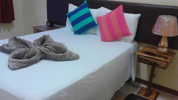 Two Bedroom Apartment (2 Full Beds) | 1 間臥室、羽絨被、獨特裝潢、布置獨特