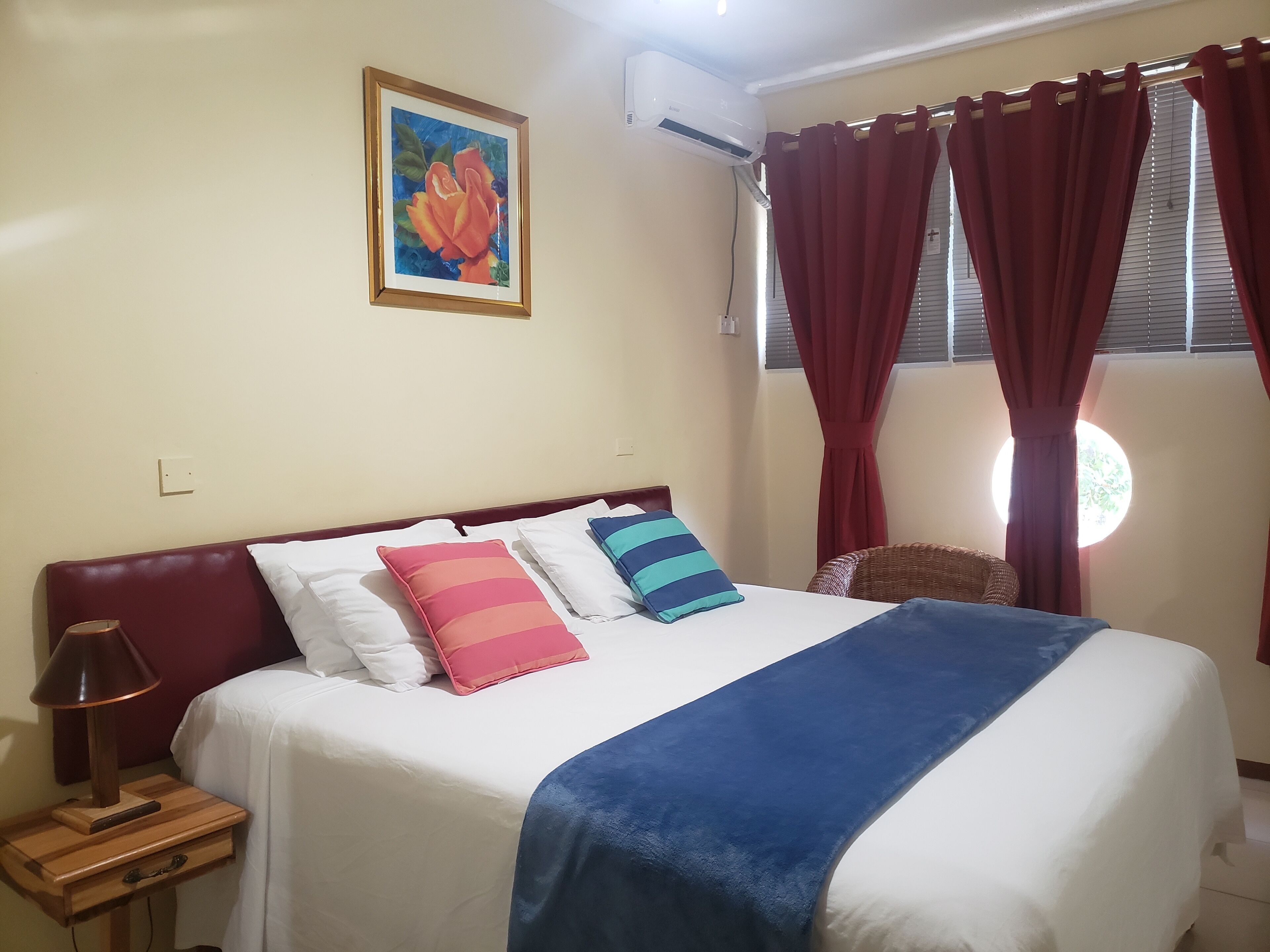 Deluxe King Room (1 King Bed) | 羽绒被、特色装修、特色家居、办公桌