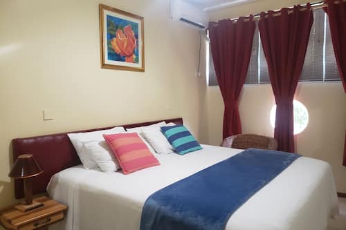 Deluxe kamer, 1 kingsize bed | Een kluis op de kamer, individueel gedecoreerd, individueel gemeubileerd