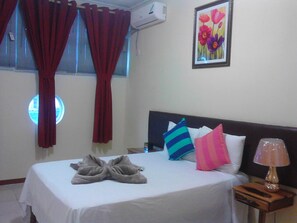 1 habitación, cubrecamas, decoración personalizada y muebles diferentes 