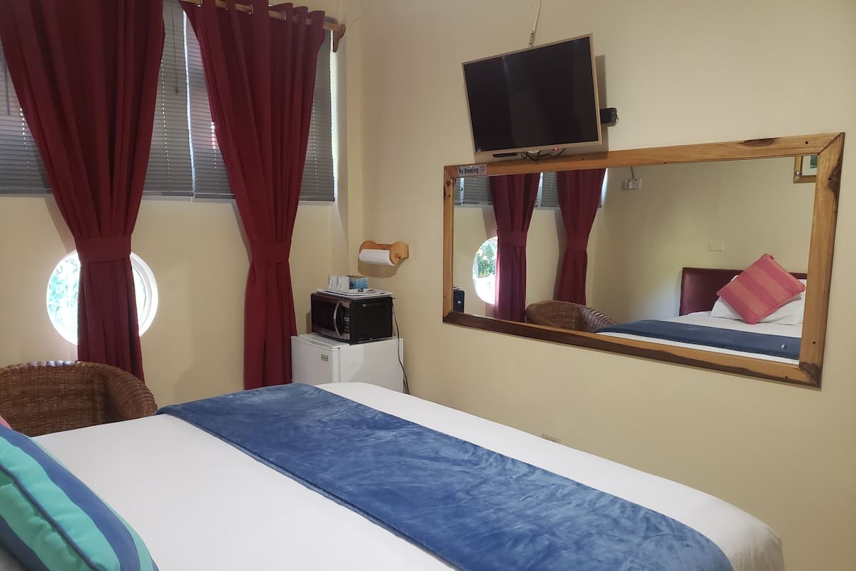 King Two Bedroom Suite (1 King + 2 Single Beds) | 1 soveværelse, dundyner, individuelt design, individuel indretning