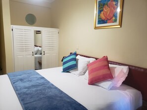 King One Bedroom Suite (1 King Bed) | Värdeförvaringsskåp på rummet, individuell inredning och unika möbler