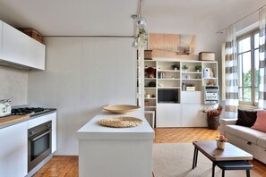 Unclassified image, 4 of 18, button - GuestHost - Bright and functional 50sqm studio apartment that can accommodate up to 3 people. Located on the first floor, with elevator (not suitable for disabled), of a building overlooking Piazza San Marco and the homonymous Basilica, the apartment is (Firenze)