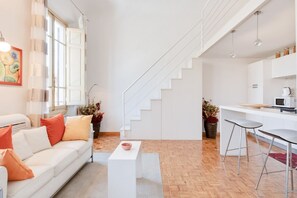 Living area - Bright and functional 50sqm studio apartment that can accommodate up to 3 people. Located on the first floor, with elevator (not suitable for disabled), of a building overlooking Piazza San Marco and the homonymous Basilica, the apartment is 2-minute wal (Firenze)