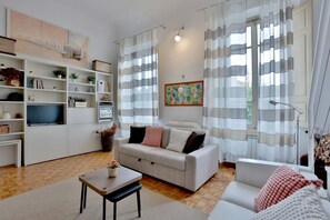 Unclassified image, 5 of 18, button - GuestHost - Bright and functional 50sqm studio apartment that can accommodate up to 3 people. Located on the first floor, with elevator (not suitable for disabled), of a building overlooking Piazza San Marco and the homonymous Basilica, the apartment is (Firenze)