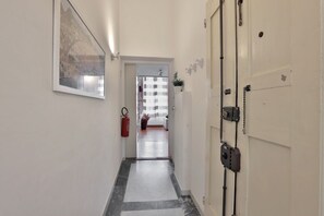 Unclassified image, 2 of 18, button - GuestHost - Bright and functional 50sqm studio apartment that can accommodate up to 3 people. Located on the first floor, with elevator (not suitable for disabled), of a building overlooking Piazza San Marco and the homonymous Basilica, the apartment is (Firenze)
