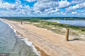 Una playa cerca, sillas reclinables de playa