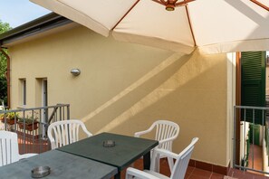 Outdoor dining - GuestHost - La Spezia Migliarina Apartment with terrace (La Spezia)