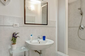 Dusche, Haartrockner, Bidet