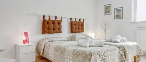 1 habitación, tabla de planchar con plancha, wifi y ropa de cama