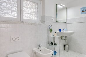 Douche, sĂšche-cheveux, bidet, serviettes fournies