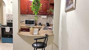 Coffee/tea maker, fridge, microwave, oven