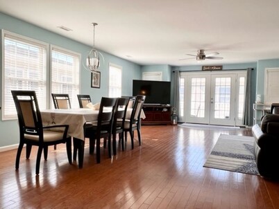 Huge 4 Bedroom, Beach Block Condo with Pool and 3 Parking Spaces