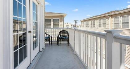 Huge 4 Bedroom, Beach Block Condo with Pool and 3 Parking Spaces