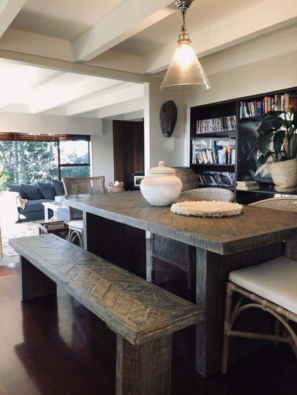 Dining - 'Villa Del Mar' Seaside Escape (Auckland)