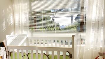 5 bedrooms, iron/ironing board, WiFi, bed sheets