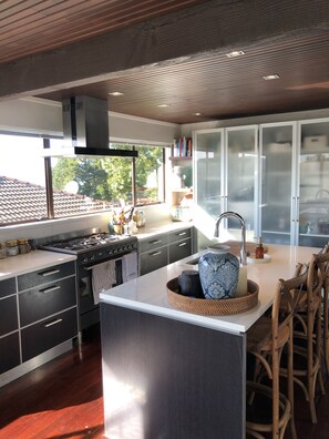 Fridge, microwave, oven, stovetop - 'Villa Del Mar' Seaside Escape (Auckland)