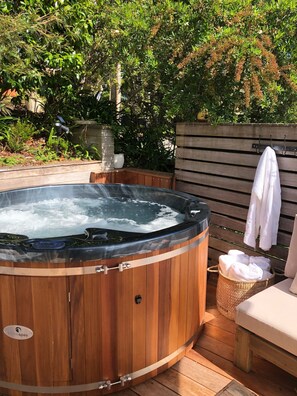 Outdoor spa tub - 'Villa Del Mar' Seaside Escape (Auckland)