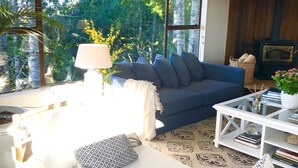 Ein modernes Wohnzimmer mit einer Couch, einem Couchtisch und einem Kamin.