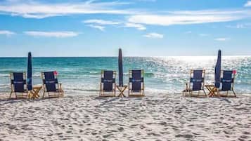 Playa en los alrededores, camastros y toallas de playa