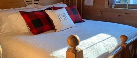 2 bedrooms, desk, iron/ironing board, WiFi