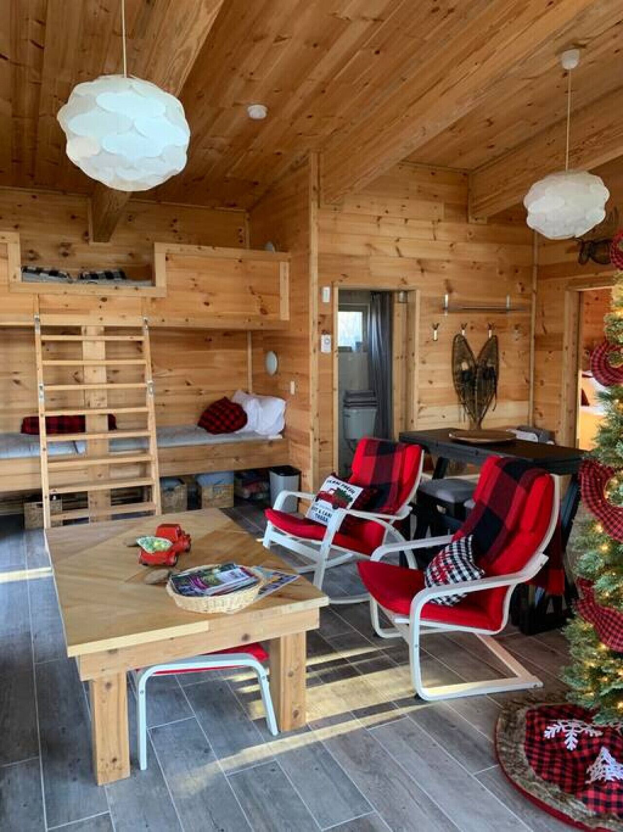 2 bedrooms, desk, iron/ironing board, WiFi