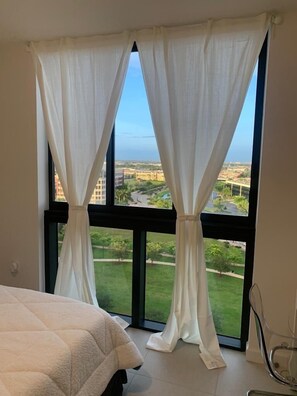 2 chambres, bureau, fer et planche à repasser, lit parapluie