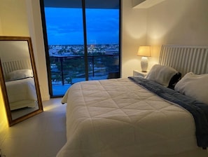 2 Schlafzimmer, Schreibtisch, Bügeleisen/Bügelbrett, Reisekinderbett