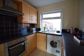 Fridge, oven, stovetop, electric kettle - Prime Location Apartment (Belfast)