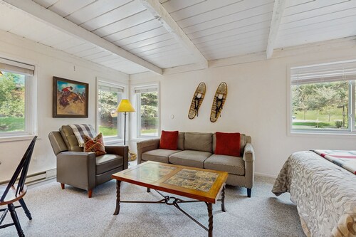 Charming, ski-themed studio w/free WiFi, full kitchen - near downtown Sun Valley