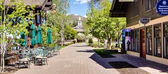 Charming, ski-themed studio w/free WiFi, full kitchen - near downtown Sun Valley