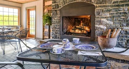 Bed & Breakfast in a 1795 Log Cabin on working farm, George Washington, Sr Suite