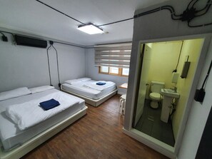 Classic Quadruple Room | Blackout drapes, free WiFi, bed sheets