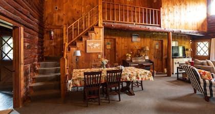 Beautiful Log Cabin Lodge - Great for Groups!